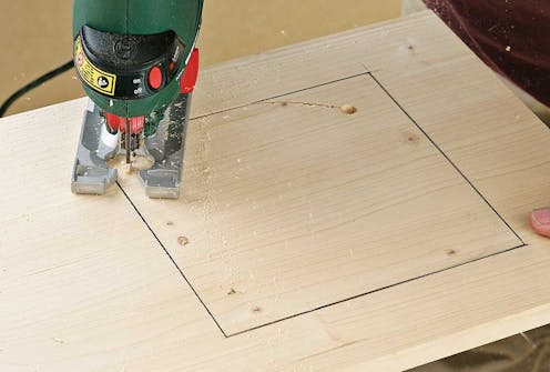 Skær en firkant med stiksav: Sav i en blød bue ud til stregen, og følg stregen hen mod hjørnet. Skær en firkant med stiksav: Sav i en blød bue ud til stregen, og følg stregen hen mod hjørnet.